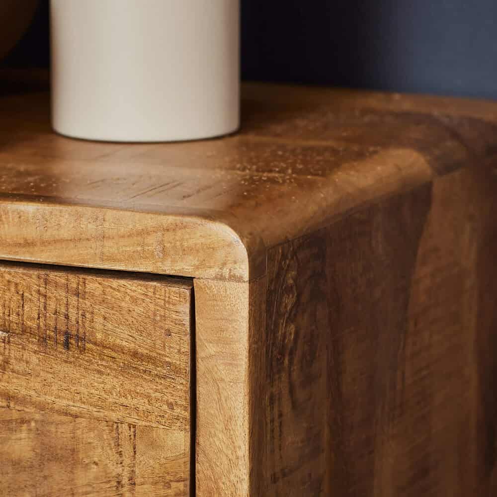 Natuurlijke houten nachtkastafel met afgeronde hoeken, handgemaakt en uniek design voor een warme, landelijke sfeer in elke slaapkamer.