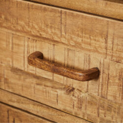 Robuuste houten ladeknoop op een vintage houten meubelstuk, perfect voor landelijke en rustieke interieurstijlen. Kwalitatieve meubelaccessoire van hoge kwaliteit, passend bij natuurlijke houten meubels.