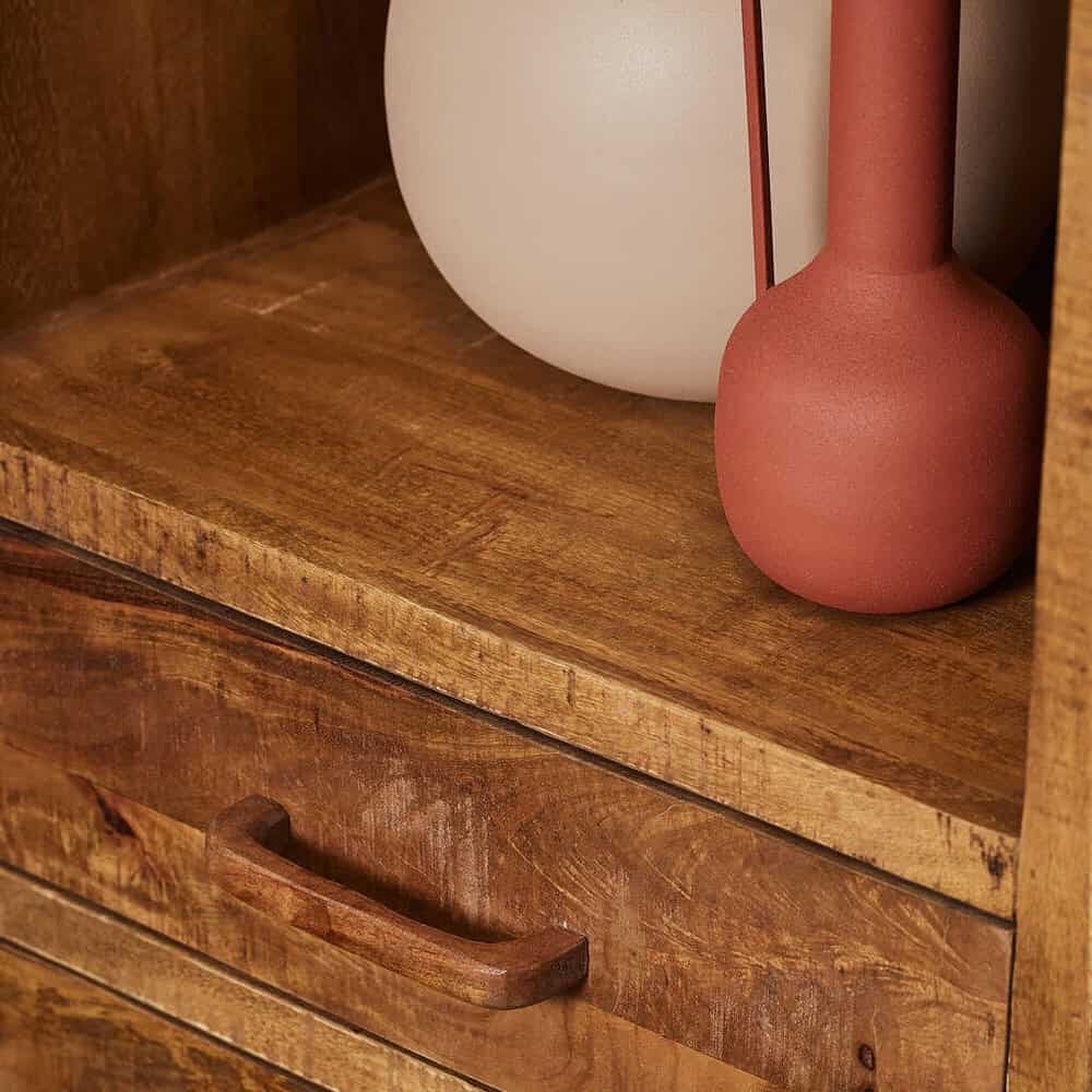 Robuuste houten woonkamerkast met handgreep en decoratieve vazen, perfect voor duurzaam houten meubelstuk en stijlvolle interieurdecoratie.