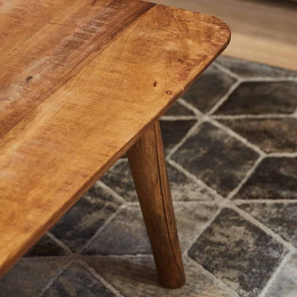 Robuuste houten tafel met warme afwerking, perfect voor een landelijke of moderne eetkamer of woonkamer.gemaakt van massief hout, uniek en natuurlijk design.