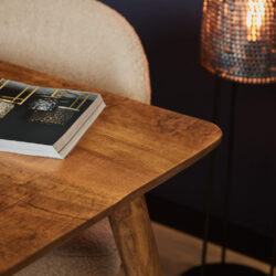 Elegante houten tafel met natuurlijke uitstraling, perfect voor moderne woonruimtes en interieuraccenten van hoge kwaliteit.