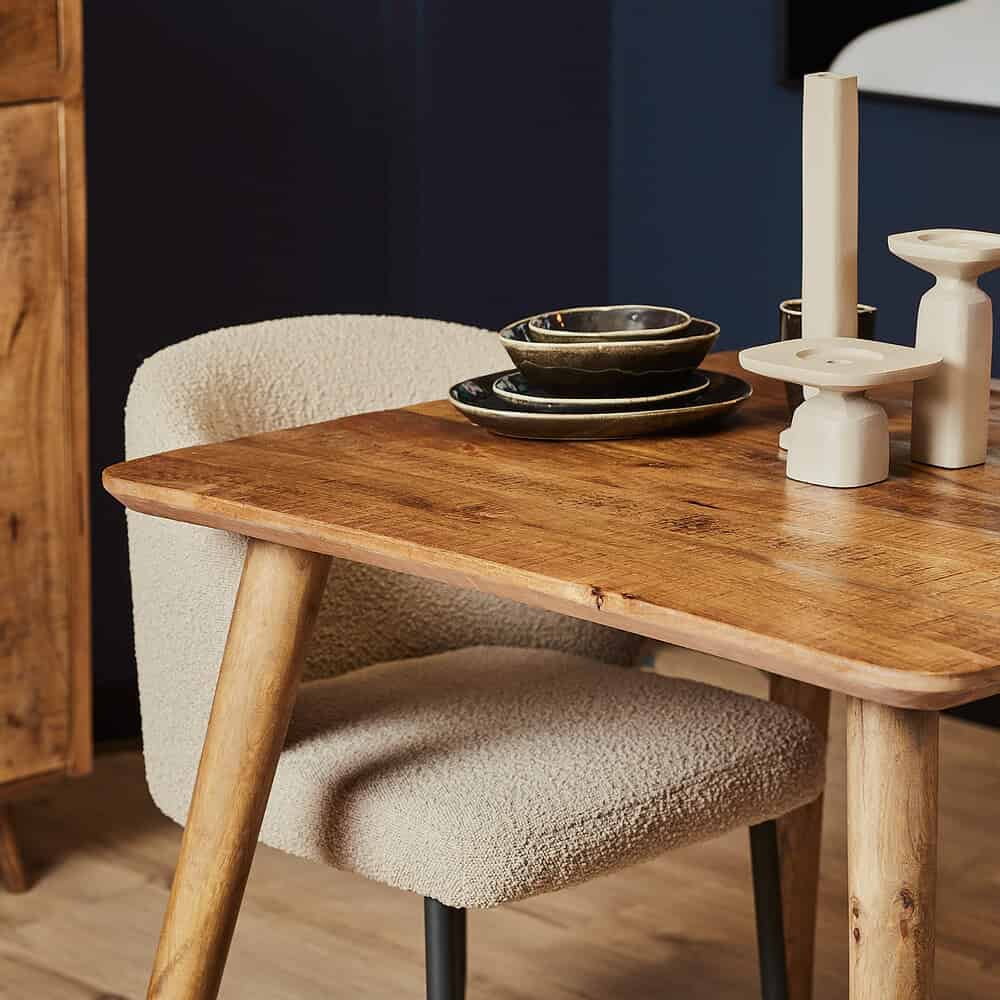 Robuuste houten eettafel met natuurlijke uitstraling, afgewerkt met een warme, natuurlijke houttekening. Perfect voor moderne en landelijke interieurstijlen, gecombineerd met stijlvolle keramische decoratie.