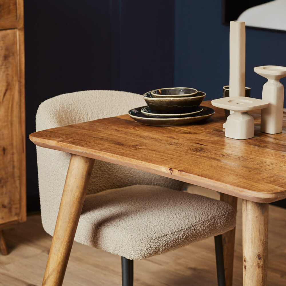 Warm houten eettafel met beige beklede stoel en decoratieve keramiek vazen, modern interieur design, Mokana Meubelen.