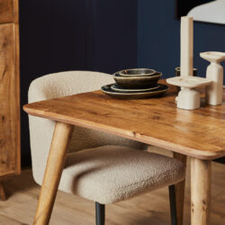 Warm houten eettafel met beige beklede stoel en decoratieve keramiek vazen, modern interieur design, Mokana Meubelen.
