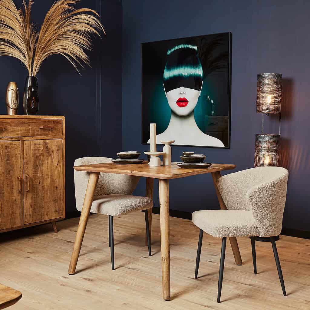 Esstisch met natuurlijke houten afwerking en moderne design stoelen in een elegant interieur met kunstwerken en sfeervolle verlichting.