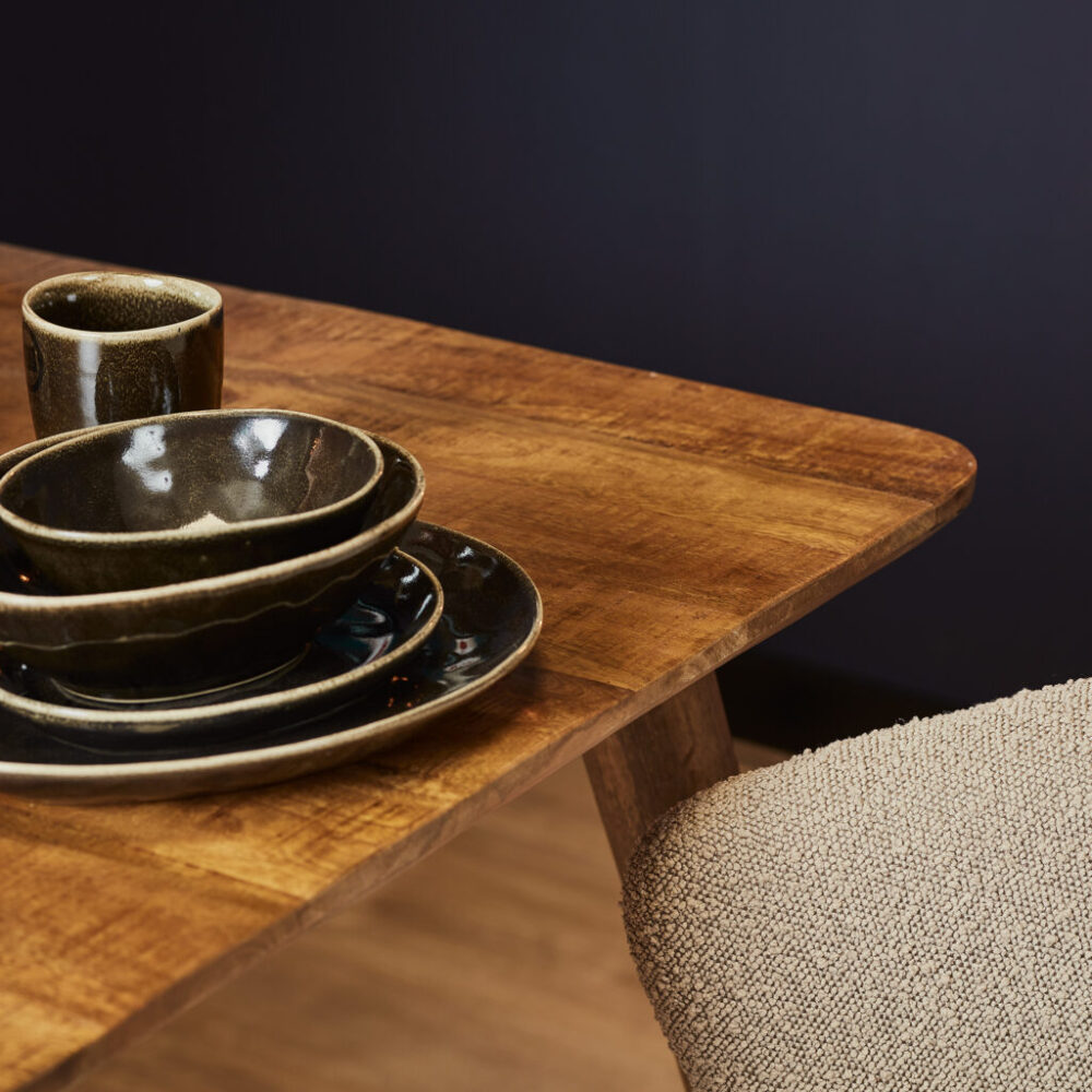 Kunststof servies op houten eettafel, stijlvolle eettafel met keramische kommen en bekers, Mokana Meubelen, hoogwaardige houten eettafel met keramische servies voor een moderne eethoek.