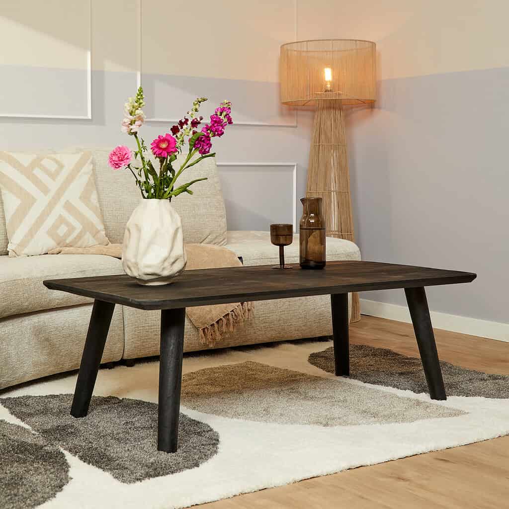 Houten salontafel in een modern woonkamer interieur met bank, vazen en vloerlamp. Mooie landelijke meubelkeuze voor een gezellige en warme woonkamer, Perfect voor een moderne, natuurlijke uitstraling.