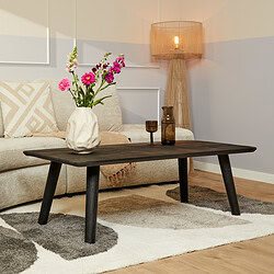 Houten salontafel in een modern woonkamer interieur met bank, vazen en vloerlamp. Mooie landelijke meubelkeuze voor een gezellige en warme woonkamer, Perfect voor een moderne, natuurlijke uitstraling.
