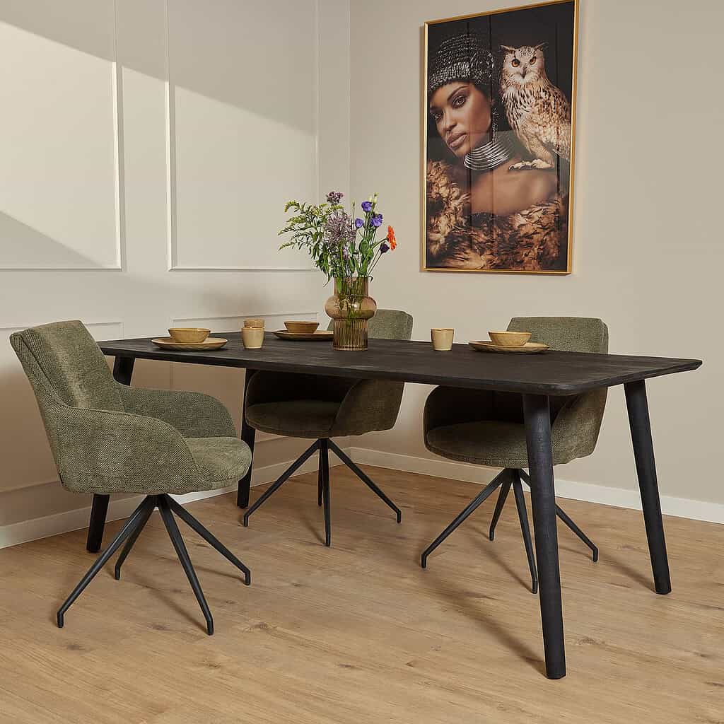 Elegant eettafel van mangohout met moderne zwarte poten, perfect voor stijlvolle en duurzame woonruimte.