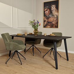 Elegant eettafel van mangohout met moderne zwarte poten, perfect voor stijlvolle en duurzame woonruimte.