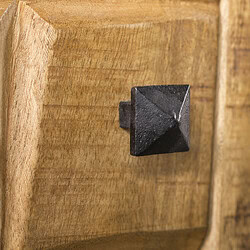 Racehouten kast met zwart metalen knop, ambachtelijke meubelbewerking, warme houtstructuur, meubel design, hoogwaardige houten meubelen, landelijke stijl, stijlvolle opbergruimte, robuust en elegant, Mokana Meubelen, unieke houten meubels.