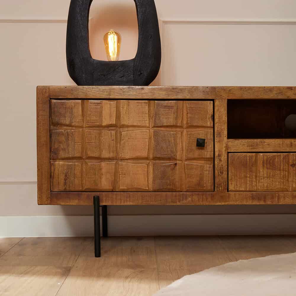 Unieke houten dressoir met geruite patronen en zwarte details voor modern interieur, perfect voor woon- en eetkamers.