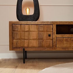 Unieke houten dressoir met geruite patronen en zwarte details voor modern interieur, perfect voor woon- en eetkamers.