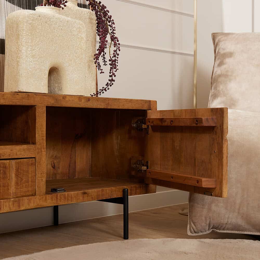 Eikenhouten dressoir met open kast en zwarte metalen pootjes, perfect voor een natuurlijke en stijlvolle woonkamer inrichting.