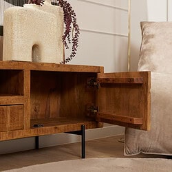 Robuuste houten salontafel met opbergvak, warme natuurhout afwerking, modern industrieel design, geschikt voor woonkamer, stijlvol en functioneel meubel van Mokana Meubelen.