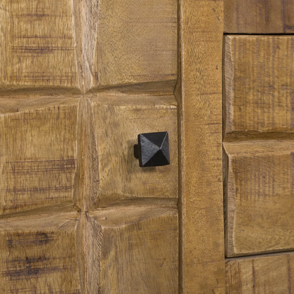 Robuuste houten meubel met gedetailleerde houtnerf en zwart metalen knoopdecoratie, perfect voor rustieke interieurstijlen en maatwerk meubelontwerp.