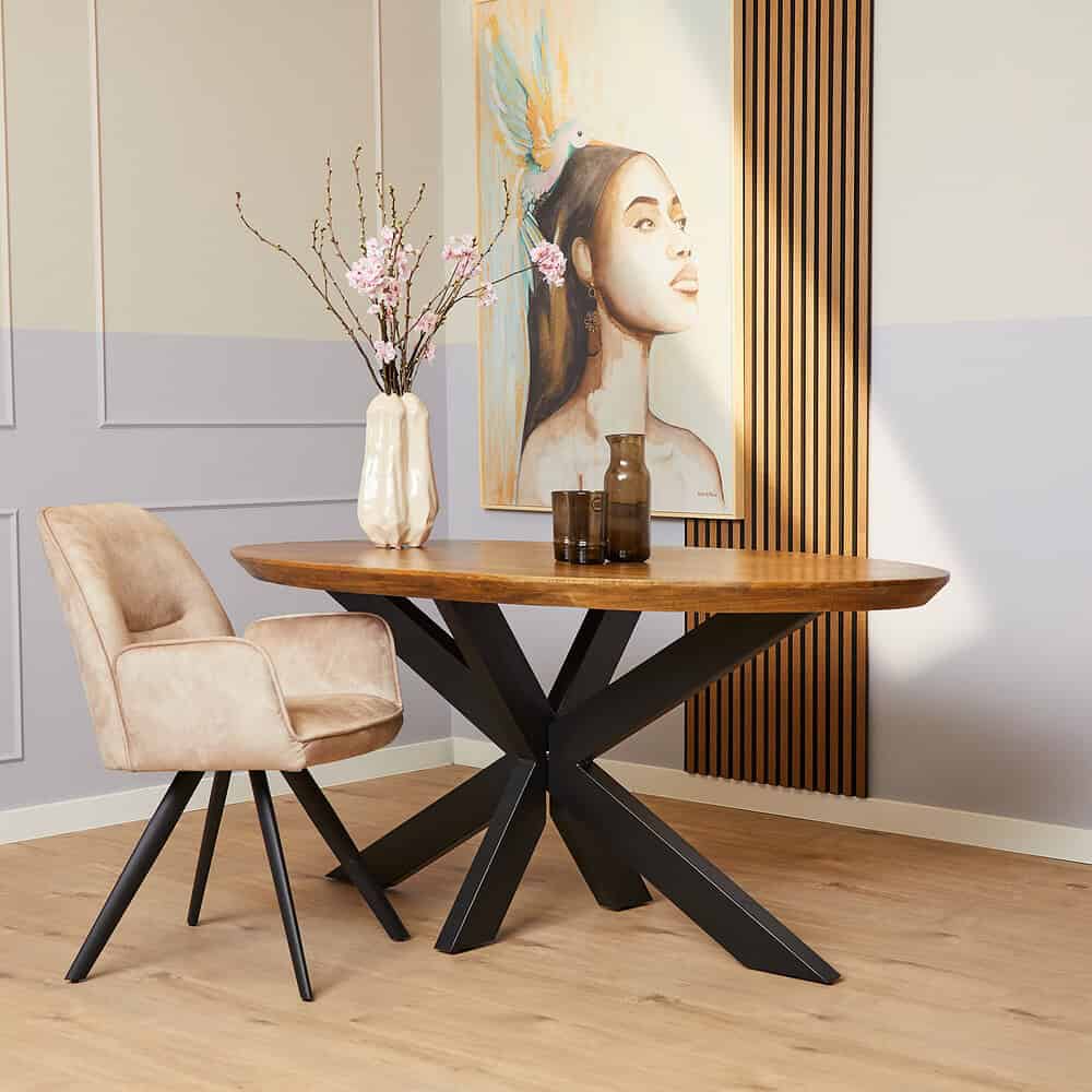 Elegante eettafel met massief houten blad en zwart metalen onderstel, perfect voor moderne interieurontwerpen en maatwerk meubels.