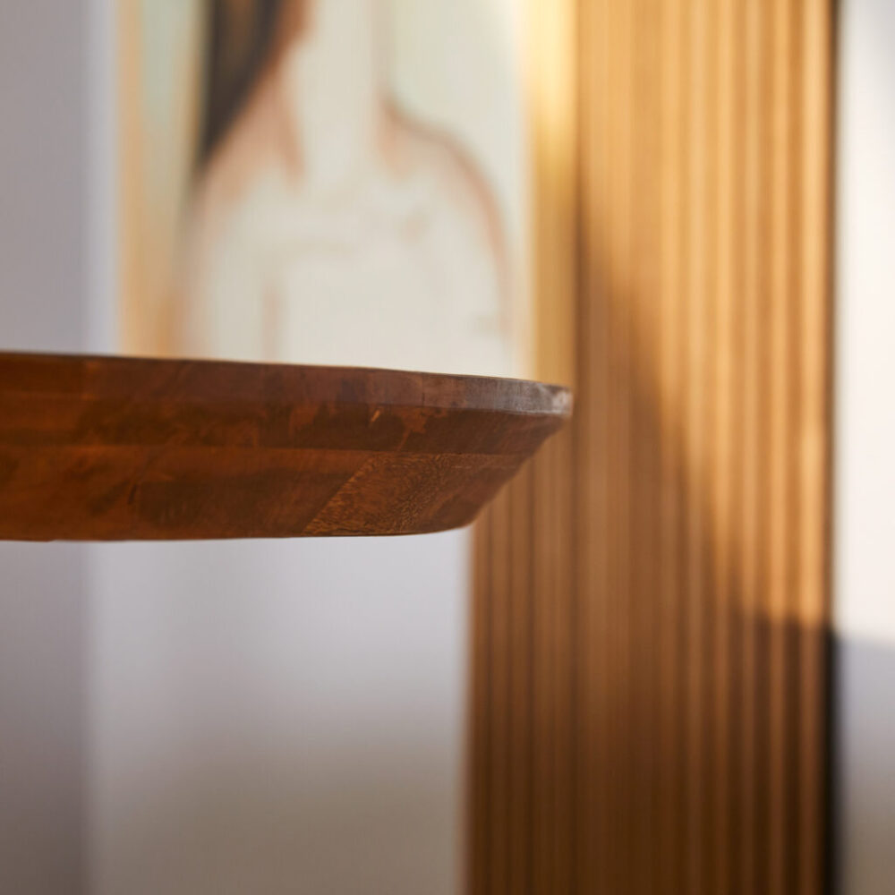 Stoere houten wandkast met strakke lijnen en duurzame afwerking, perfect voor een moderne of tijdloze interieurstijl van Mokana Meubelen.