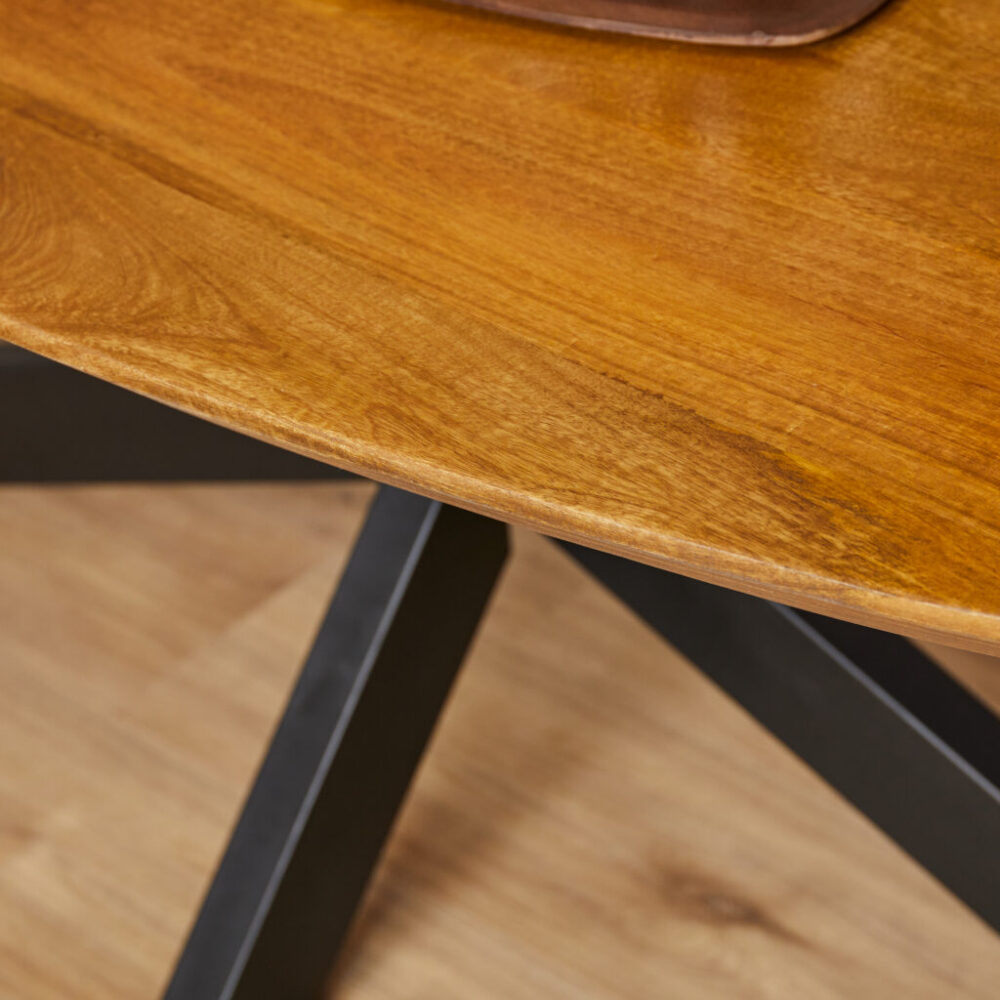 Vintage eikenhouten tafel met zwart metalen onderstel, ideaal voor een stijlvolle eethoek of kantoorruimte. Duurzaam en ambachtelijk gemaakt door Mokana Meubelen.