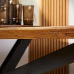 Houten tafel met zwart metalen frame en houten details, modern design, hoogwaardige afwerking, geschikt voor stijlvolle woon- of kantoorruimtes.