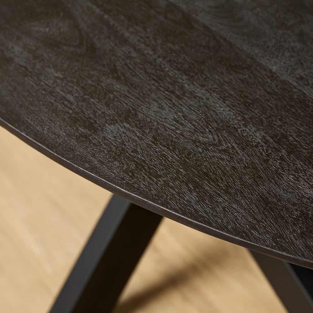 Strak industrieel houten bijzettafel met zwart metalen frame, moderne design meubelstuk voor in de woonkamer of kantoor.