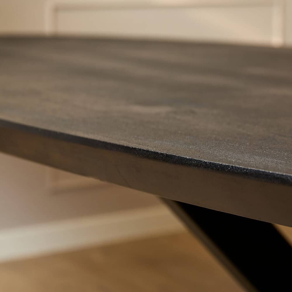 Design tafelblad van zwart gefineerd hout met een strakke en moderne uitstraling, perfect voor een eigentijdse inrichting.