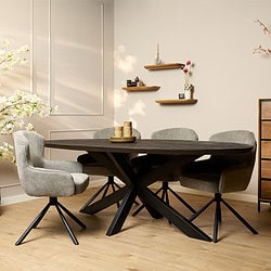 Elegante eettafel van donkerhardhout met zwart metalen poot, omgeven door comfortabele, lichtgrijze eetkamerstoelen, in een modern en uitnodigend interieur met natuurlijke lichtinval en decoratieve wandplanken.