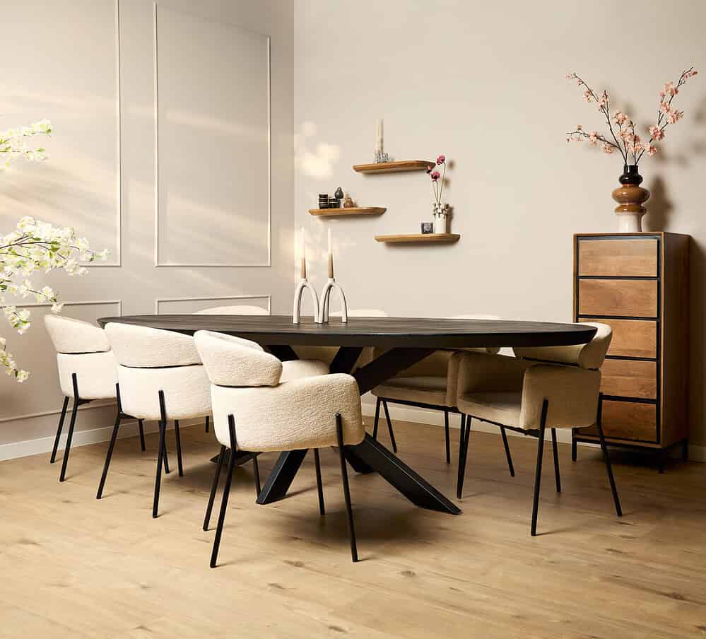 Luxe houten eettafel met zes bijpassende elegante eetkamerstoelen in een modern interieur.
