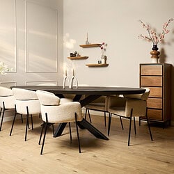Luxe houten eettafel met zes bijpassende elegante eetkamerstoelen in een modern interieur.