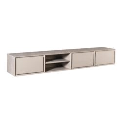 Elegante houten wandmeubel van Mokana Meubelen, met schuifdeuren en open vakken voor stijlvolle opbergruimte. Perfect voor moderne interieur decoratie.