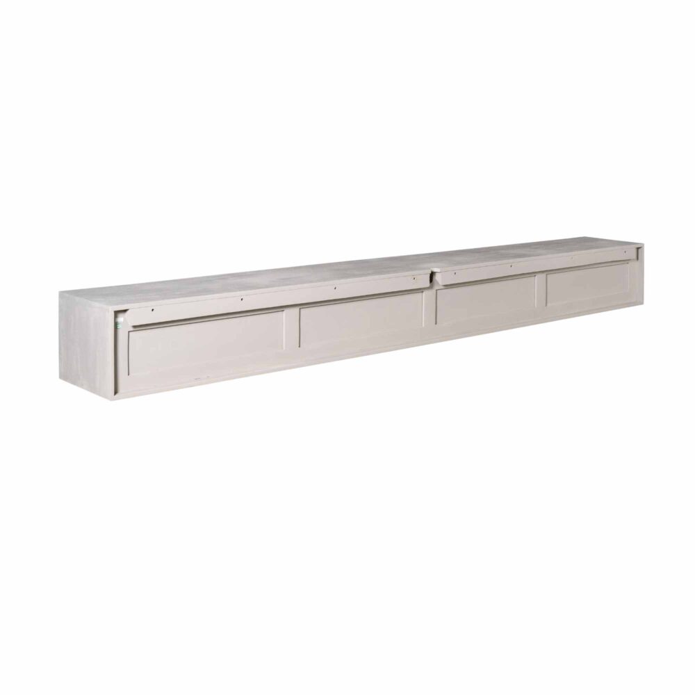 Elegant white houten tv-meubel met opbergvakken, perfect voor een moderne woonkamer. Op maat gemaakt en afgewerkt in natuurlijke kleuren voor een strakke uitstraling.