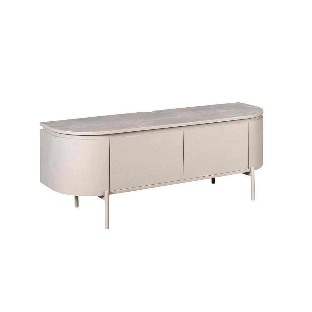 Strak design tv-meubel in lichte houtkleur met drie deuren en houten poten, perfect voor moderne woonkamers en opbergen.