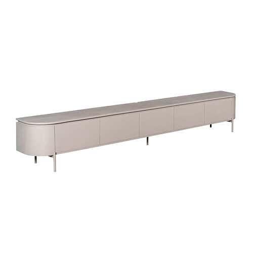 Lage TV-meubel in licht eikenhout met strak modern design en kastruimte voor tv en accessoires.