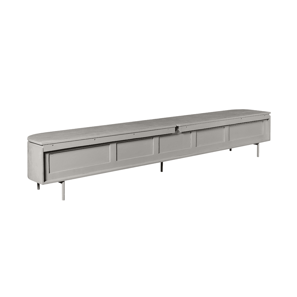 Elegante houten tv-meubel in lichtgrijze afwerking met ruime opbergruimte en slanke metalen poten, perfect voor een moderne woonkamer.