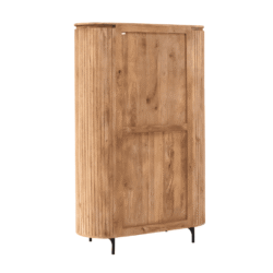 Rustieke houten kast met ronde zijkanten en zwarte pootjes, perfect voor karaktervolle woonaccessoires.