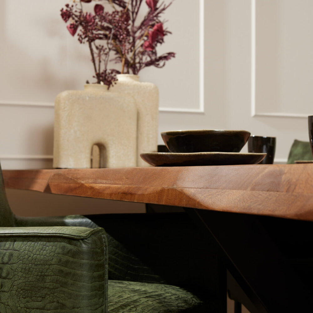 Luxe houten eettafel met unieke natuurlijke nerf en afwerking, perfect voor moderne en landelijke interieurs.