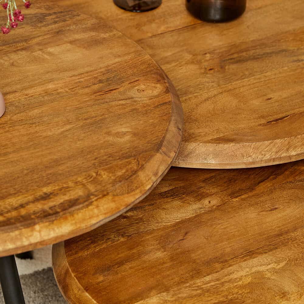 Donkere massief houten eettafel met uitgebreide nerf en natuurlijke afwerking, ontworpen voor een stijlvolle en duurzame eetruimte.