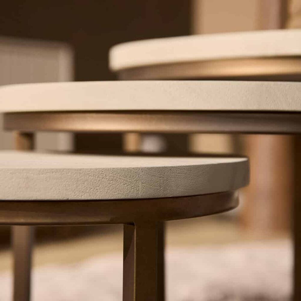 Elegante houten bijzettafels van Mokana Meubelen, ambachtelijk vervaardigd met natuurlijke afwerking voor modern en tijdloos interieur.