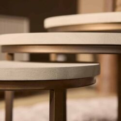 Elegante houten bijzettafels van Mokana Meubelen, ambachtelijk vervaardigd met natuurlijke afwerking voor modern en tijdloos interieur.