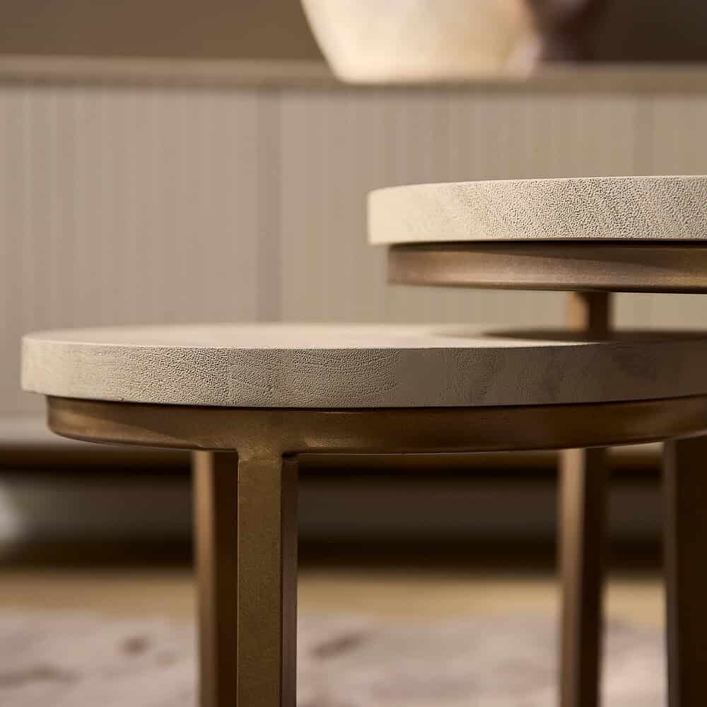 Greeploze houten salontafels met metalen poten, modern en minimalistisch design, gemaakt door Mokana Meubelen. Perfect voor interieurdecoratie en stijlvolle woonkamerinrichting.