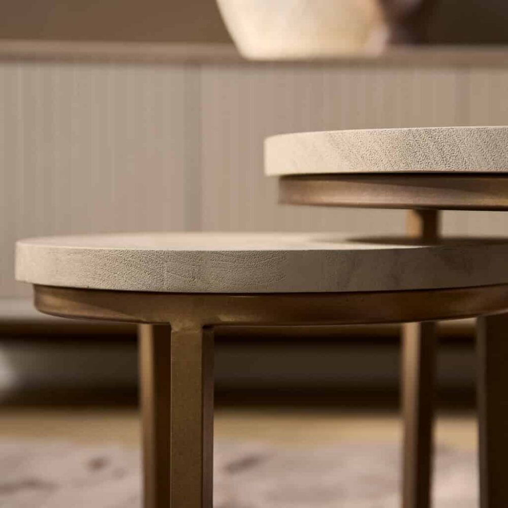 Elegante houten bijzettafels met natuurlijke afwerking, perfect voor modern interieur en Scandinavisch design.