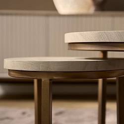 Greeploze houten salontafels met metalen poten, modern en minimalistisch design, gemaakt door Mokana Meubelen. Perfect voor interieurdecoratie en stijlvolle woonkamerinrichting.