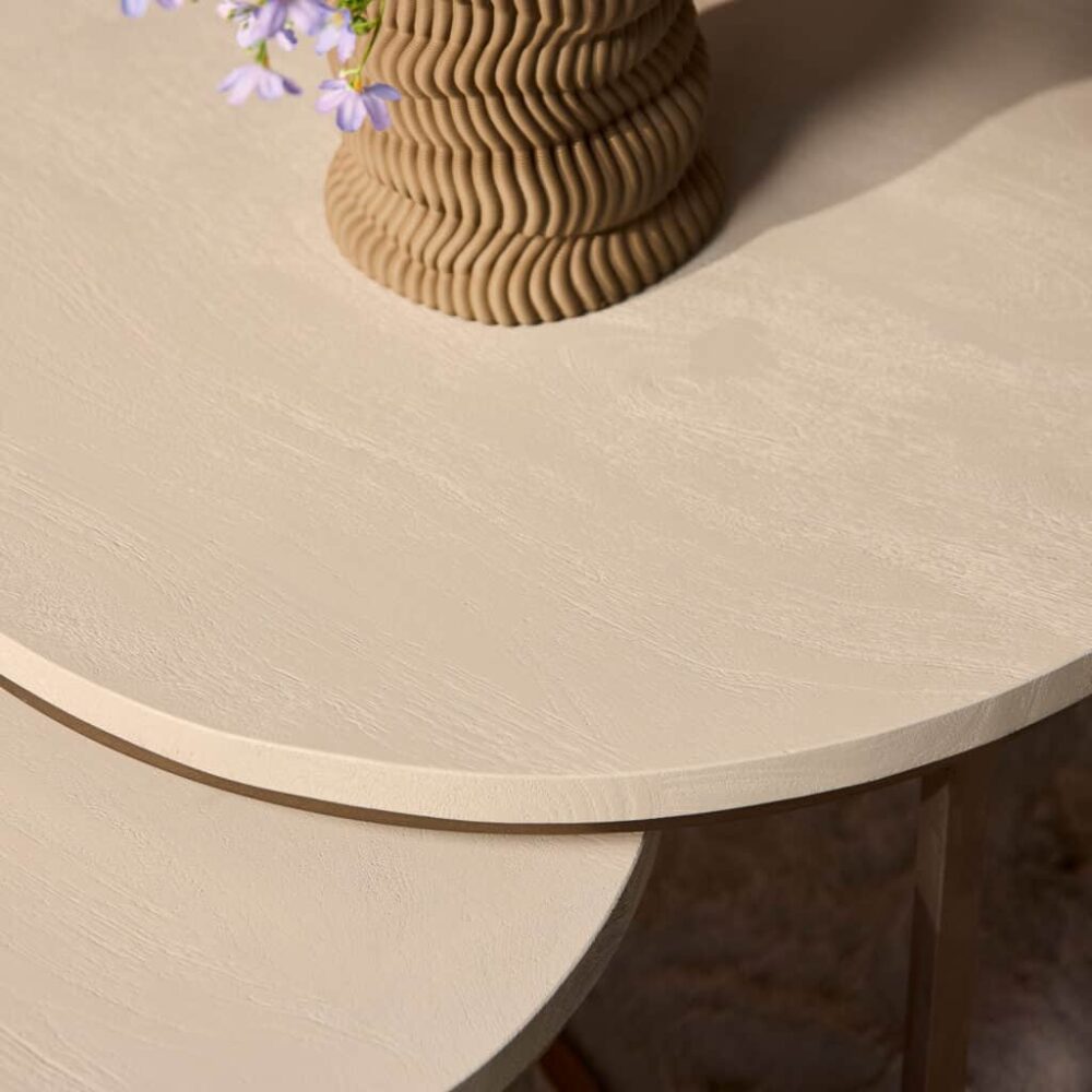 Strak en modern bijzettafel van licht hout met textuur, perfect voor een Scandinavisch interieur en landelijke stijl.