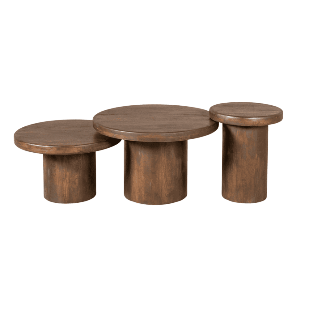 Eettafelset van massief hout met drie rond tafelbladen op verschillende hoogtes, modern en natuurlijk design.