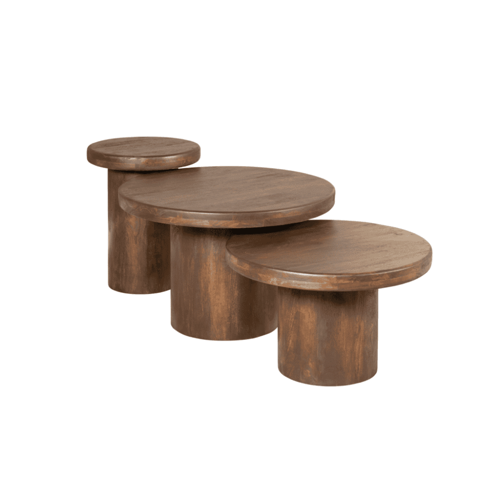 Robuuste houten bijzettafels in natuurlijke afwerking, ideaal voor modern en Scandinavisch interieur.