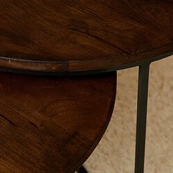 Kwadrant houten bijzettafel met zwart metalen frame, modern design, elegant en veelzijdig, perfect voor woonkamer of slaapkamer.