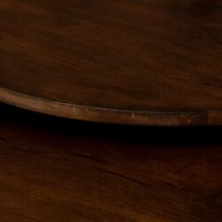 Elegante houten meubel afwerking met een warme, rijke houtnerf, perfect voor een vintage of moderne woonkamer.