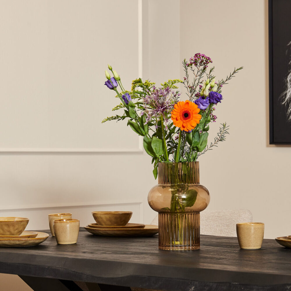 Klassieke bloemenvaas met kleurrijke bloemen op eettafel, modern decor accessoires, stijlvolle interieur inspiratie, ruwe houten tafel, elegante woonkamer styling, Mokana Meubelen, hoogwaardige meubelstijl.