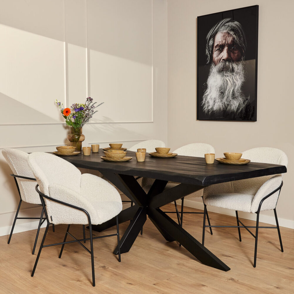 Rustieke eettafel zwart massief hout custom design met bijpassende witte stoffen en zwarte metalen stoel frames, modern landelijke interieurstijl, natural wood dining environment, maatwerk meubelstuk, Mokana Meubelen.