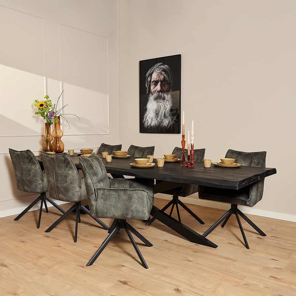 Robuuste zwart metalen eettafel met houten afwerking voor een modern en stijlvol interieur. Perfect voor gezellige diners en familiegelegenheden in huis.